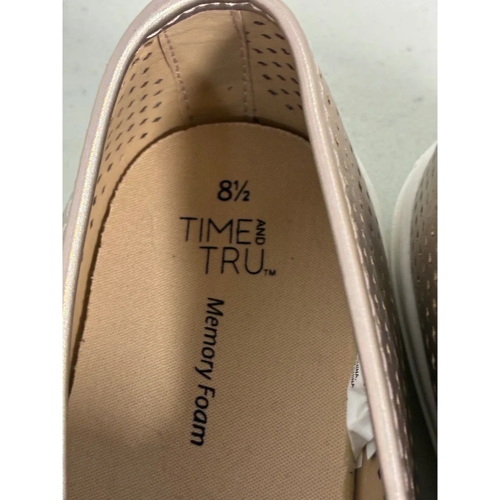 Time and Tru Womens Rose Gold Iridescent Perforated Slip On Sneakers 8.5